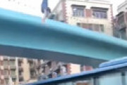 【動画】 女さん 「映画みたいに歩道橋からバスの上に飛び降りたろ！」 ⇒ 衝撃の結末…