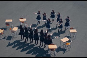 【日向坂46】『僕に続け』MV、この机の数の意味を知って号泣。