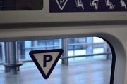 日本で小学生が1人で電車に乗っていたら席を譲る？←「吊革に手が届かないなら」「譲らない」(海外の反応)