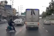 【動画】バイク乗りが自ら起こした事故で3回もはねられてしまう（ノ∇`）