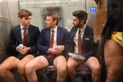 ロンドンでズボンを着用せずに地下鉄に乗るイベント「ノーパンツデー」開催