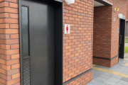 【悲報】女さん「駅の女性トイレにこんな落書きが…絶対男が侵入して書いてるだろ！」→結果……