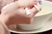 【動画】 寝不足の女性、ラーメン屋で食べてる途中で寝てしまい・・ 衝撃動画が物議に