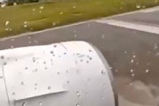【動画】離陸滑走中に滑走路から逸脱して標識板に衝突してしまうエアバスA220が撮影される。
