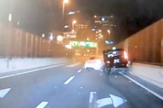 【動画】ひどすぎ。首都高で発生した走り屋がタクシーを巻き込む事故。