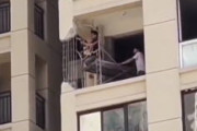 バルコニーの見晴らしを良くするために高層マンションの柱を破壊する男たち。