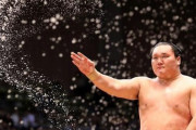 【大相撲）白鵬の塩が美しすぎる・・・