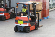 【驚愕】ワイの職場、全員無免許でフォークリフトを運転していた