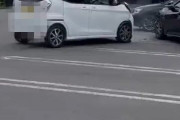 【動画】老人ドライバーさん、駐車場で大暴れする様子がやば過ぎる…踏み間違え！？