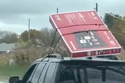 【動画】大きな液晶テレビを車の屋根に載せて持ち帰ろうとした結果ｗｗｗｗ
