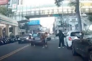 【動画】これは親が悪い。子供ミサイルが対向車にはねられてしまう瞬間。