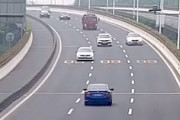 大迷惑。交通量の多い3車線道路を逆走してしまった女性ドライバーの映像。
