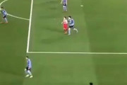 【サッカー】韓国代表、またやらかす…日本選手に悪質肘打ちも警告すら出ない不思議…動画あり