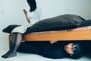 【悲報】ベッドの下に人がいる