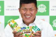 画像　ロッテドラ1指名松川君、ロッテのお菓子もってニコニコ