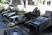 【群馬】藤岡市の寺で墓石や石灯籠や地蔵100基が破壊される　器物損壊の疑いで警察が捜査開始