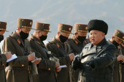 金正恩委員長の指示を必死にメモする朝鮮人民軍砲兵部隊幹部！