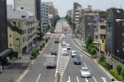 ヒトラー｢二車線ある道路でどちからが異様に空いてる場合早さ目的でそちらに車線変更しない方がよい｣