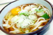 駅の蕎麦屋でうどんを食べたら、アナフィラキシー症状が出た！俺(ベンチで横になろう…)駅員(なんだこいつ睨)俺(助けてくれ…)→結果…