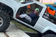 【動画】なにこれ楽しい。運転手の動きがリアルなラジコンがおもしろい。