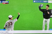 巨人桑田コーチ、吉田輝星にカーブを教える