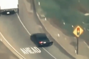 【動画】逃亡犯「このままだと追いつかれる...前のトラック利用してパトカー巻いたろ！」→結果