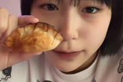 橋迫鈴さん(16)クロワッサンを鼻で食う?