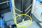 【中国】これはひどい。少女の足をドアに挟んだまま24秒間も走り続けてしまうバスの映像。