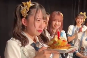 サプライズでのお祝いに泣いてしまう鈴木恋奈
