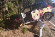 【悲報】ラブライブの痛車さん、盛大に事故ってしまう