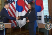 【動画】ハリス米副大統領が文大統領と握手した直後、服で手を拭うような仕草をみせる→韓国のネットユーザーが発狂してしまう
