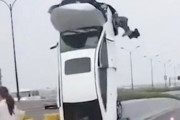 【何があった...? 】単独事故を起こした車が、空に向かって垂直に停車ｗｗｗｗｗ