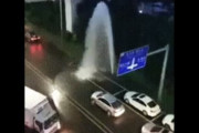 消火栓が噴水してしまった現場を通る車たちがみんな楽しそうな映像ｗｗｗ