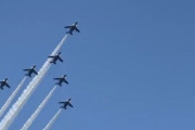 ブルーインパルス飛行空域に朝日新聞報道ヘリが入り、空自「危ないから」と演目変更