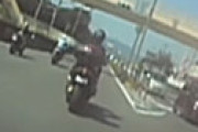 【動画】 猛スピードでやってきたバイクに接触し転倒・・ 全身骨折の男性に警官が放った一言