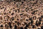 【悲報】日本人さん一万人の男が裸でもみくちゃになる「裸祭り」開催してしまう