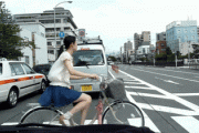 【画像】おんなさんの交通事故GIF、壊すぎ