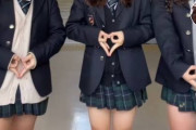 【悲報】女子高生の間で子宮サインが流行ってしまうｗｗｗｗｗｗｗｗｗｗｗｗｗｗｗ