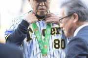 阪神・岡田監督の通算６００勝を表彰　甲子園でのロッテ戦開始前