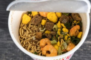 【悲報】カップヌードル、値上げで200円突破。贅沢品になる
