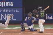 DeNA藤浪晋太郎、右打者の背中の後ろを抜ける暴投