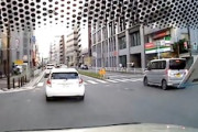困惑運転。右折できない交差点を右折した軽四と事故ったパジェロ乗りのドラレコ。