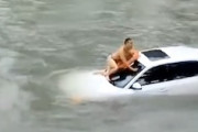 【動画】すごい勢いで流される車から乗員の命を救ったスーパーヒーローたち。（中国）