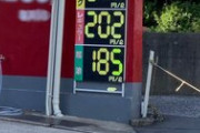 ガソリン価格ついに「201円超え」も 原油も上がる 補助金減る…JAFは怒りの叫び！「ガソリン代高すぎ！ 二重課税反対!!」