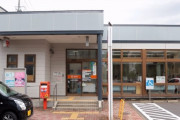 田舎なのに郵便局の駐車場せまいのなんなの？マジで狭いぞあれ