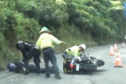 あおり運転をしていた大型バイクが工事中の砂利路面に突っ込んで（ノ∀`）