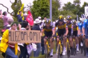 ツール・ド・フランスで大クラッシュを起こしたプラカード女性の刑が決まる