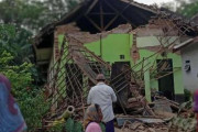 【速報】インドネシア　ジャワ島南方沖で地震、7人死亡　M6.0、家屋300以上損壊