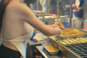 【朗報】セクシーすぎる店員の「たこ焼き屋」、発見されるｗｗｗｗ