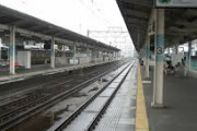 生きるのが嫌になり駅のホームの端っこで電車に飛び込むチャンスを待った結果…